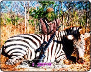  Мужской шаблон для фото - Возле зебры с ружьем 